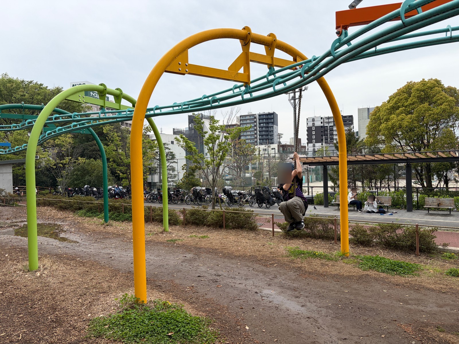 品川こども冒険ひろばの遊具で遊ぶ息子