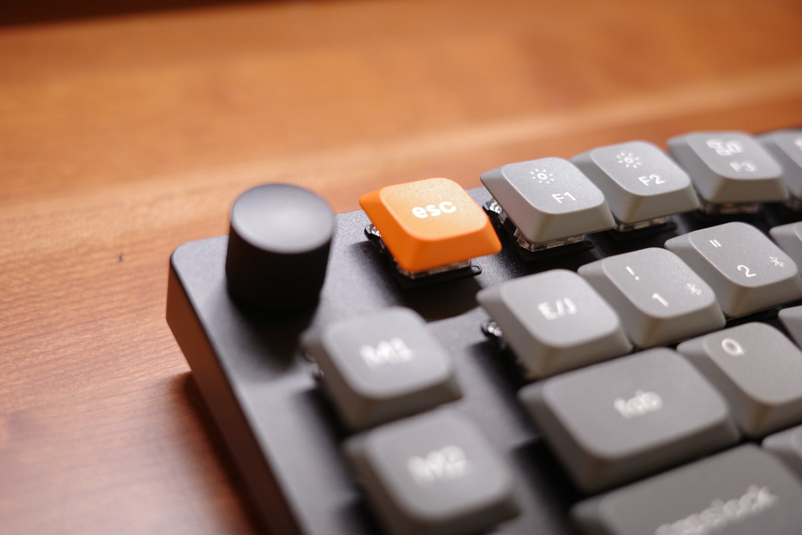 左上のオレンジ esc キーとノブのアップ