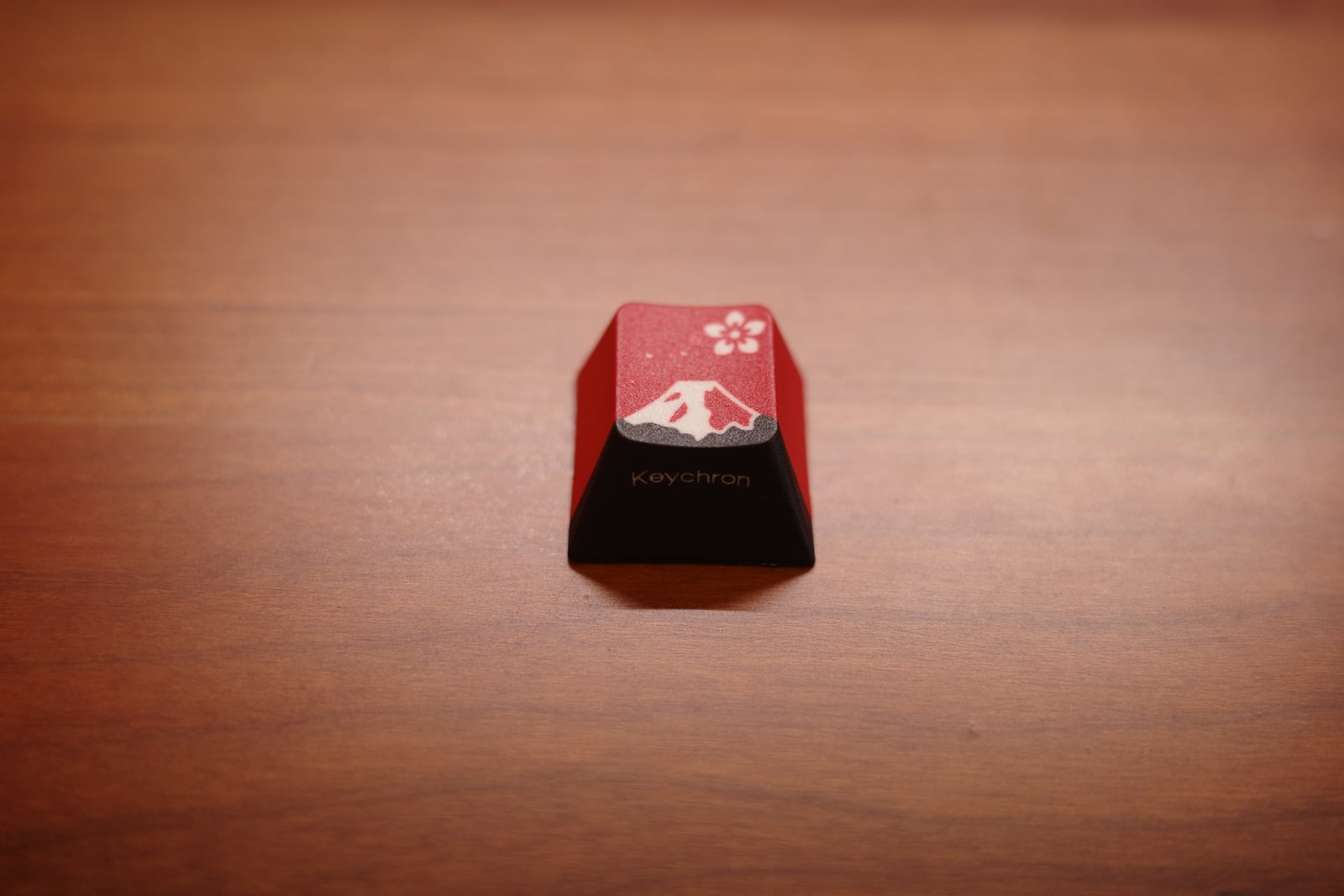 赤地に富士山と桜が描かれた Keychron のボーナスキーキャップ