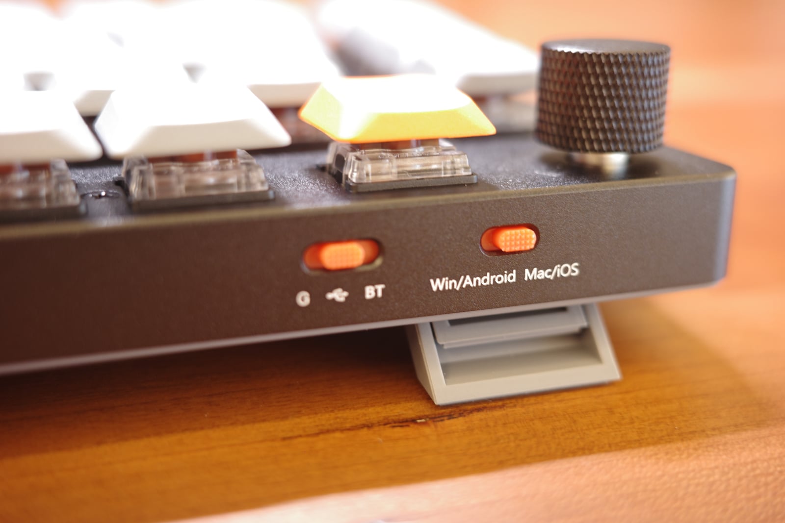 側面の切り替えスイッチ（2.4G/USB/BT・Win/Android・Mac/iOS）
