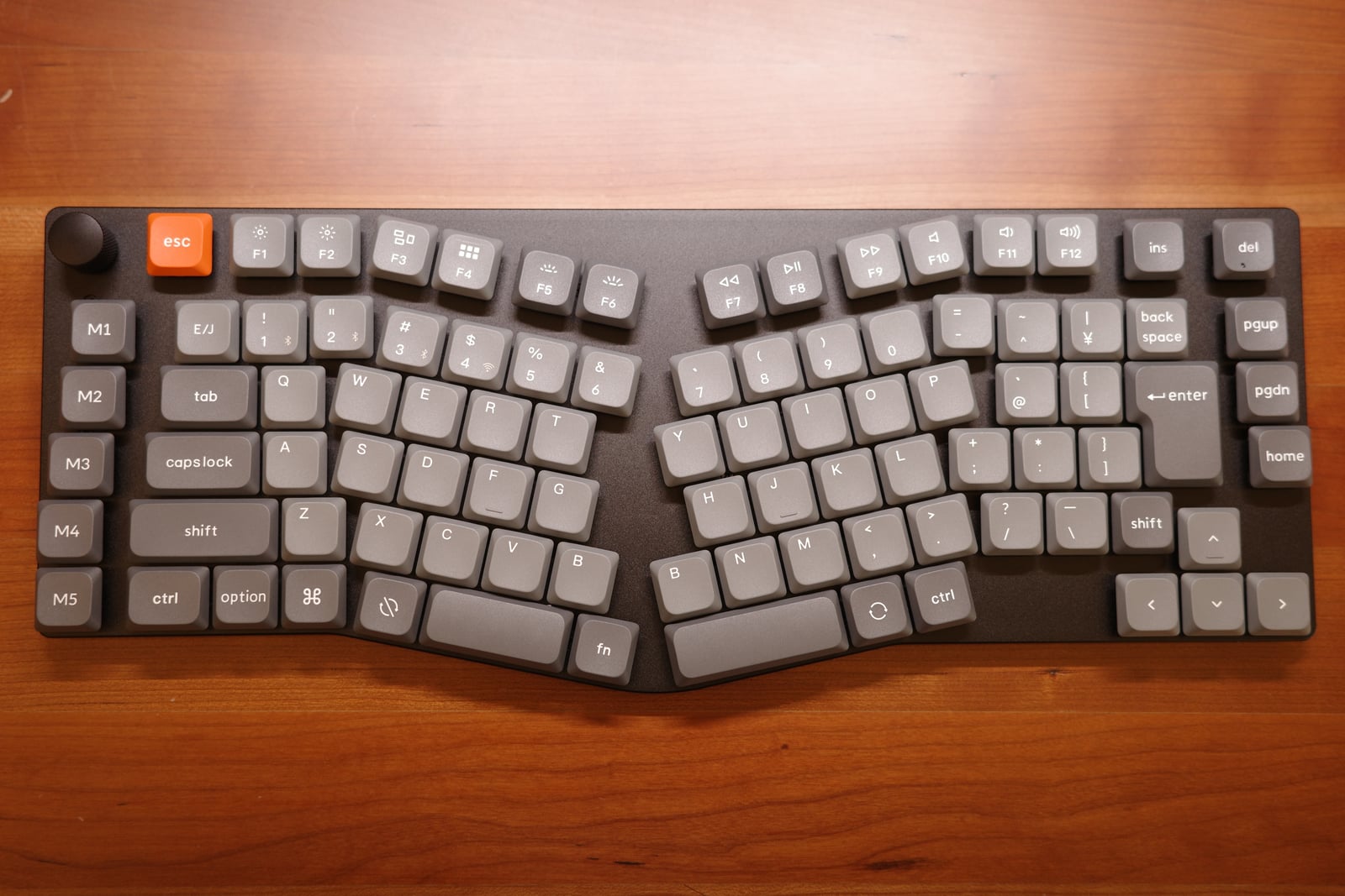 Keychron K15 Max の本体トップダウン、Alice 配列のシルエット