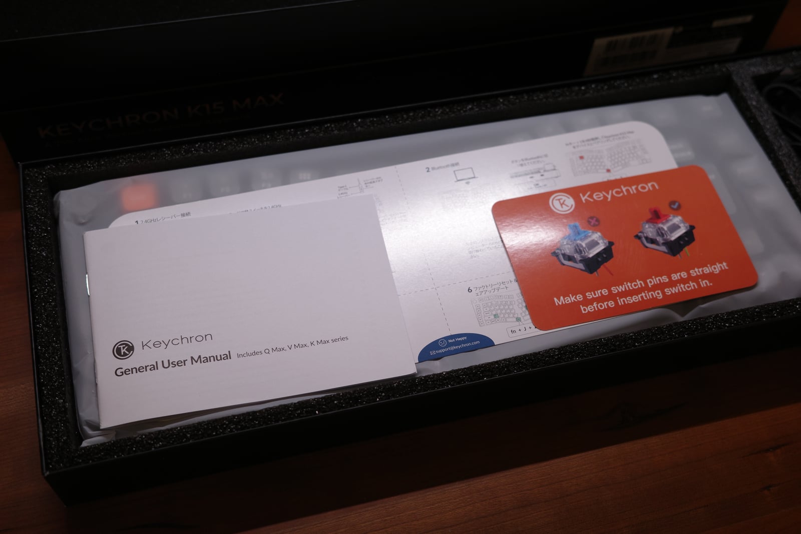 箱を開けたところ。マニュアルとスイッチ注意カード