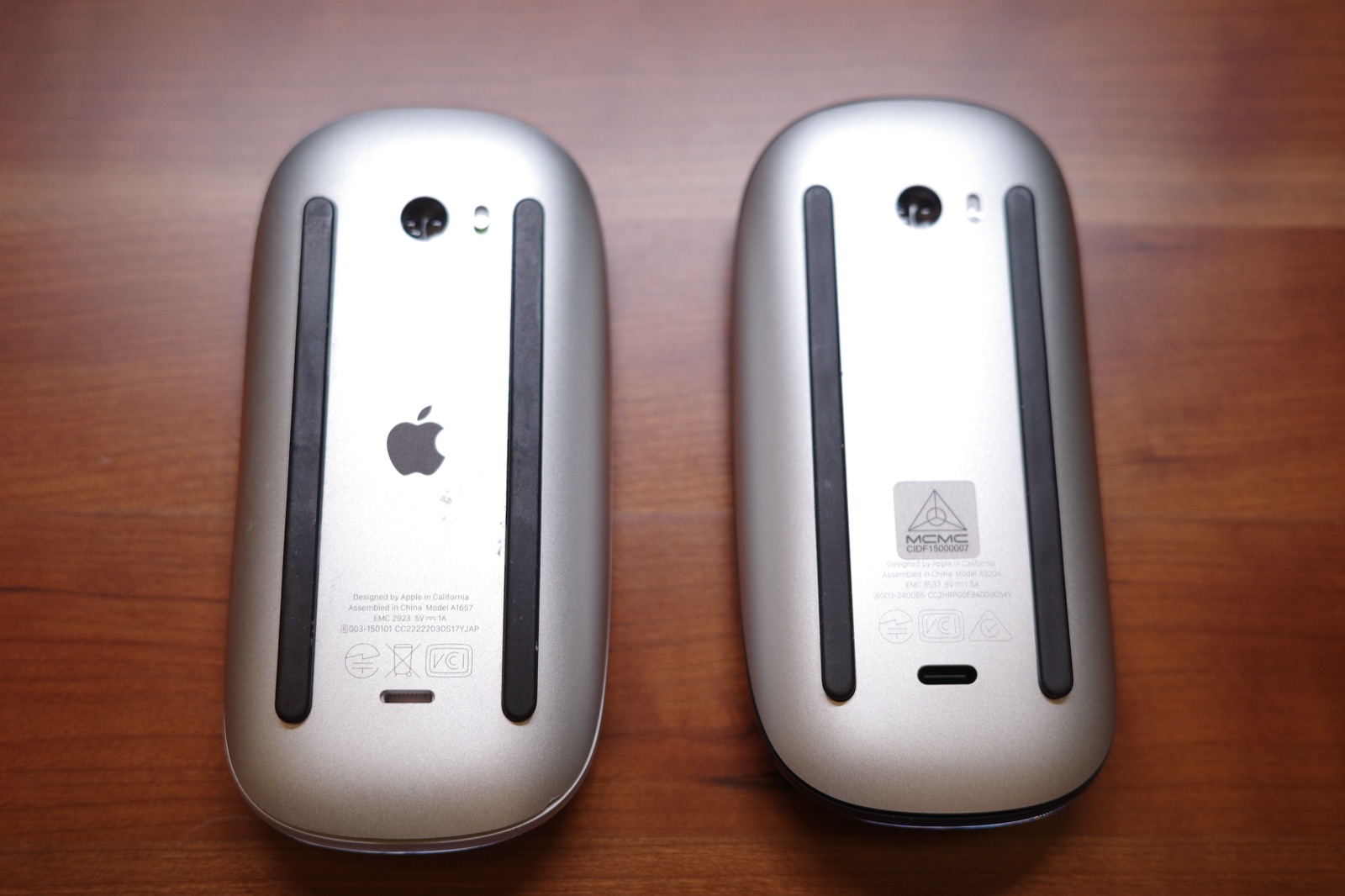 旧Magic MouseのLightning端子と新Magic MouseのUSB-C端子を並べた裏面の写真