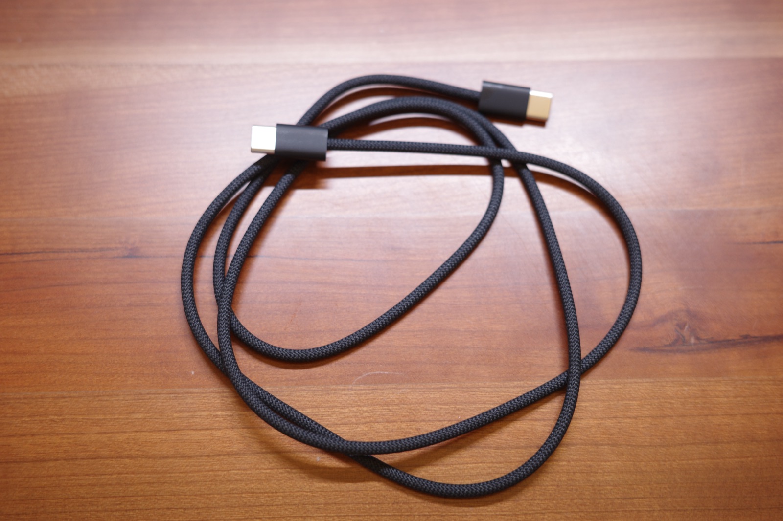 付属していた黒い編み込みのUSB-C to USB-C 純正ケーブル