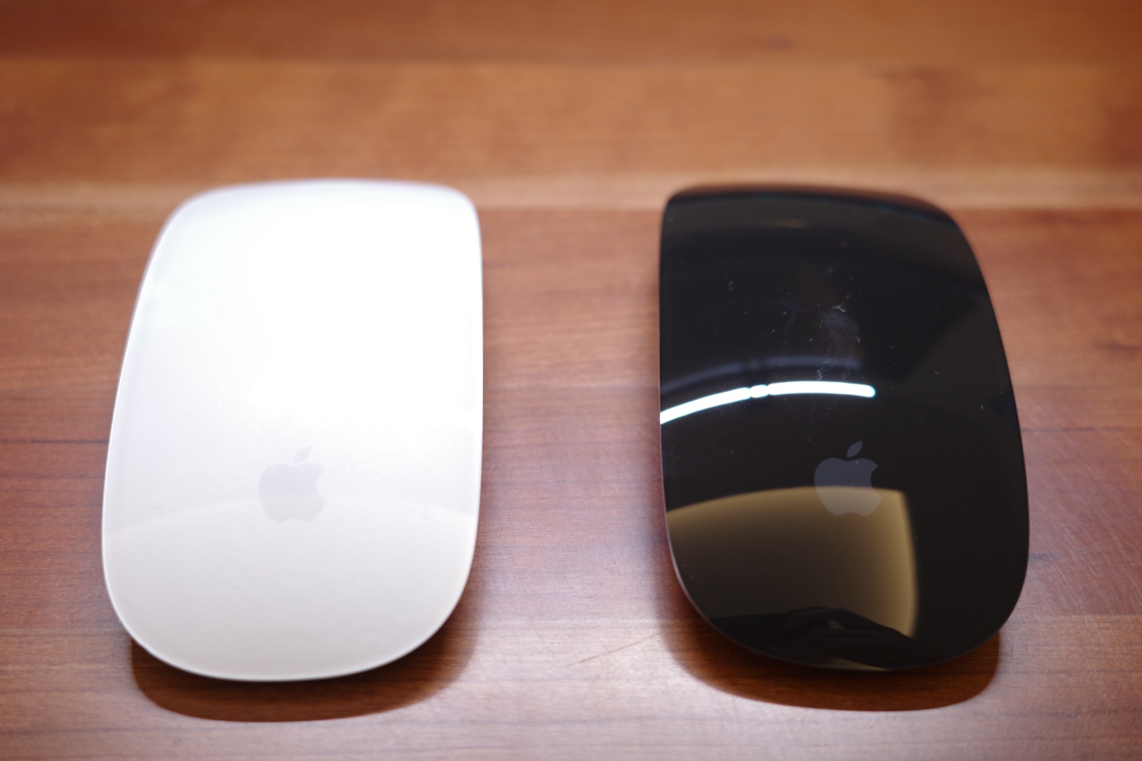 白い旧Magic Mouseと黒い新Magic Mouseを並べた表面の写真